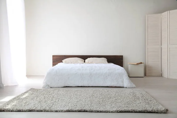 Vita sovrum ljusa interiörer med säng — Stockfoto