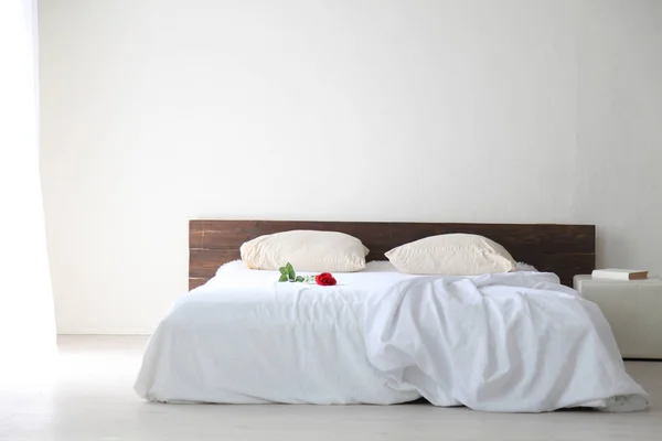 Dormitorio blanco interiores luminosos con cama —  Fotos de Stock