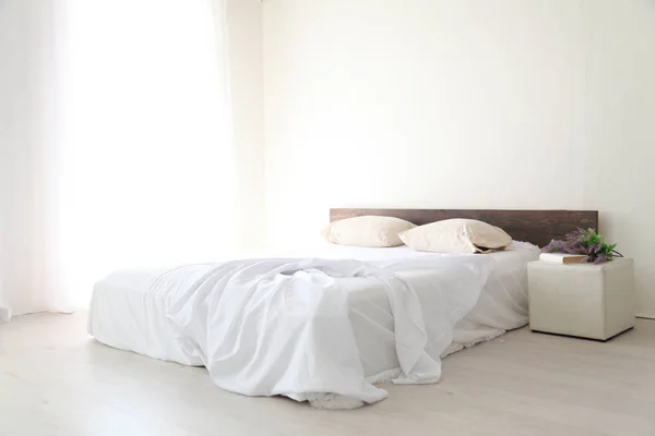 Dormitorio blanco interiores luminosos con cama — Foto de Stock