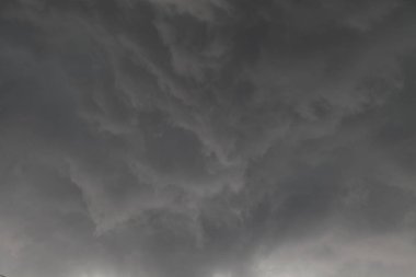 koyu gri bulutlar yağmur önce