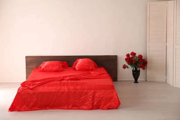 L'Intérieur de la chambre blanche avec un lit rouge — Photo