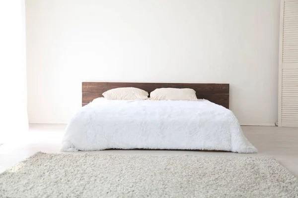 Dormitorio blanco interior esta mañana con cama — Foto de Stock