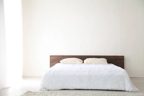 Dormitorio blanco interior esta mañana con cama — Foto de Stock