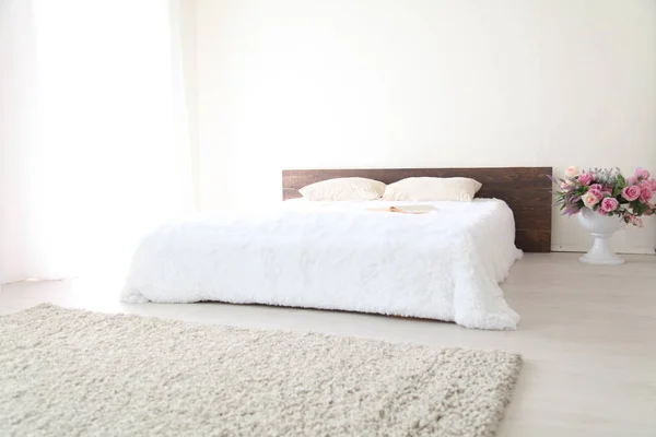 Dormitorio blanco interiores luminosos con cama — Foto de Stock