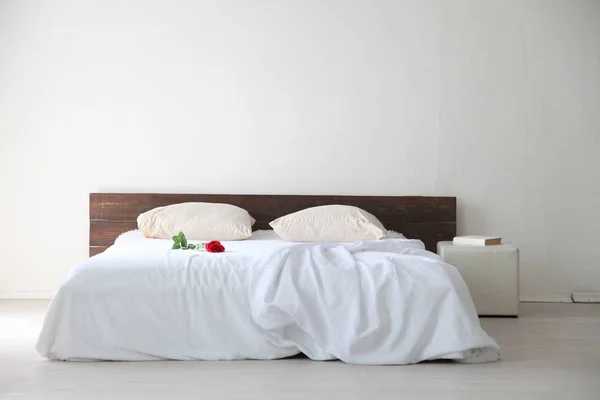 백색 침실 밝은 인테리어 침대 — 스톡 사진
