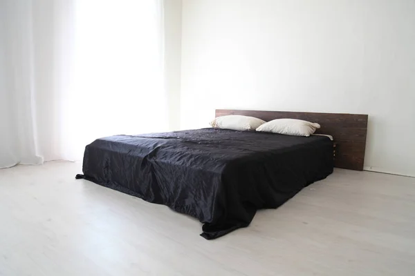 Belső fehér hálószoba és ágy fekete lemezek — Stock Fotó