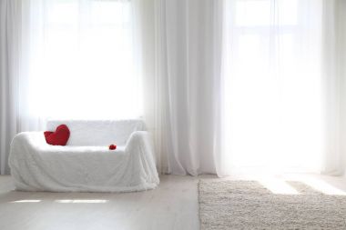 İç beyaz oda kanepe çiçek ışık penceresinden