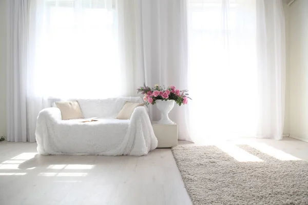Beyaz salon koltuk büyük Windows ve renk kitabı