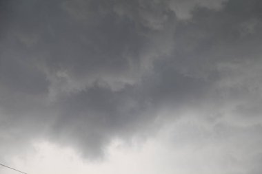 koyu gri bulutlar yağmur önce