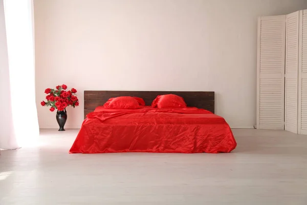 L'Intérieur de la chambre blanche avec un lit rouge — Photo