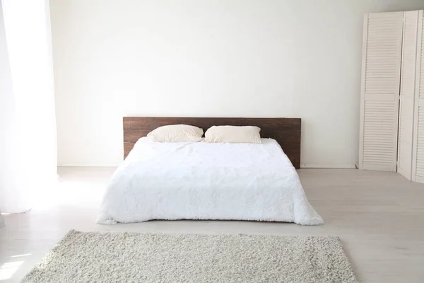 Invändig vit sovrum med säng i morse — Stockfoto
