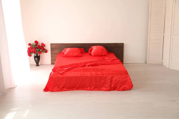Vnitřek bílé místnosti s postelí s červenou — Stock fotografie
