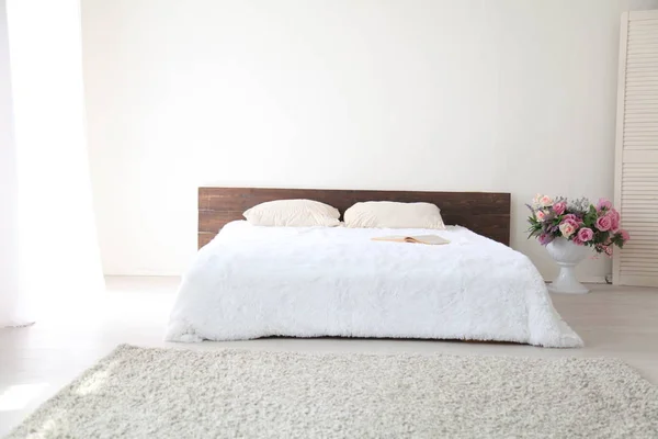 Dormitorio blanco interiores luminosos con cama — Foto de Stock