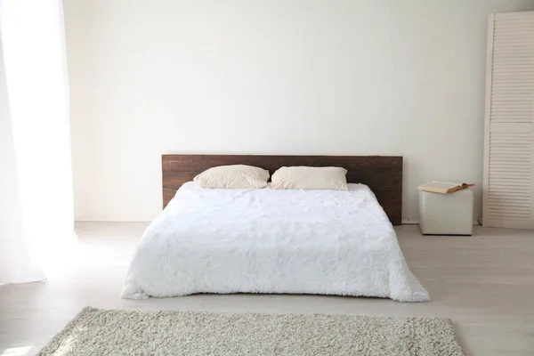 Біла спальня яскраві інтер'єри з ліжком — стокове фото