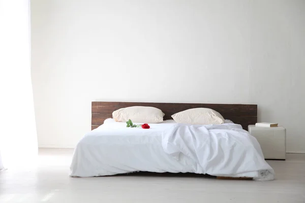 Quarto branco interiores luminosos com cama — Fotografia de Stock