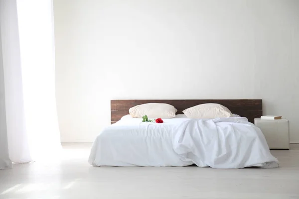 Quarto branco interiores luminosos com cama — Fotografia de Stock