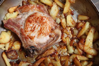 bir tablo üzerinde et ve patates tava ile akşam yemeği kızarmış