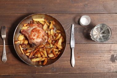 bir tablo üzerinde et ve patates tava ile akşam yemeği kızarmış