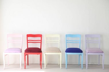 Beyaz Oda renkli sandalyeler mavi sarı kırmızı mavi mor