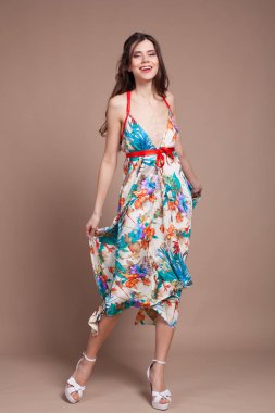 Gülümseme poz renkli elbiseli güzel kız