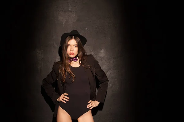 Сексуальная девушка в нижнем белье и куртка черная стена — стоковое фото