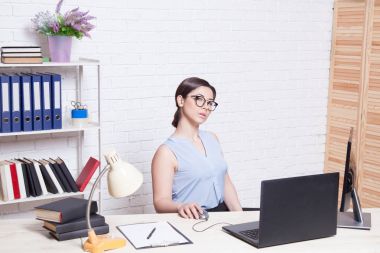 bir bilgisayarda Office kağıt klasörlerde iş kız oturuyor
