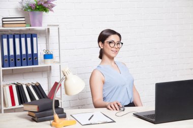 bir bilgisayarda Office kağıt klasörlerde iş kız oturuyor