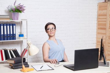 bir bilgisayarda Office kağıt klasörlerde iş kız oturuyor