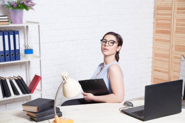 bir bilgisayarda Office kağıt klasörlerde iş kız oturuyor