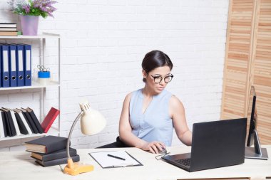 bir bilgisayarda Office kağıt klasörlerde iş kız oturuyor