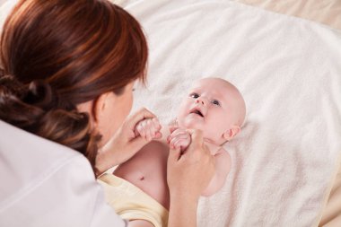 Masaj elleri ve ayakları küçük çocuk bebek annesi