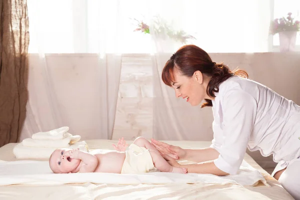 마사지를 하 고 어린 소년 아기 의사 — 스톡 사진