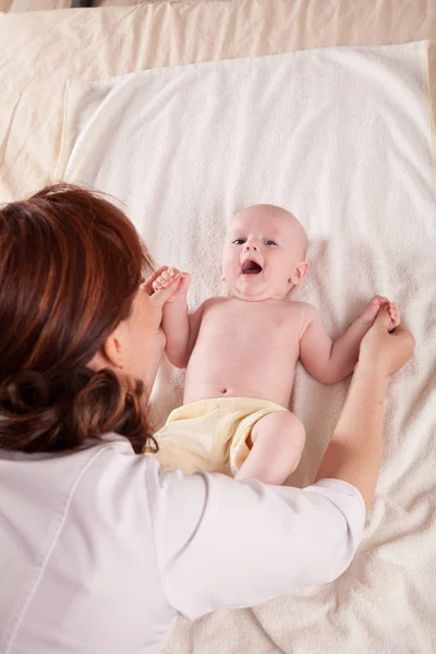 Masaj elleri ve ayakları küçük çocuk bebek annesi — Stok fotoğraf