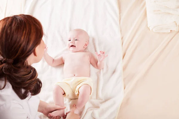 Anne oğlunun bebek aile ile konuşuyor — Stok fotoğraf