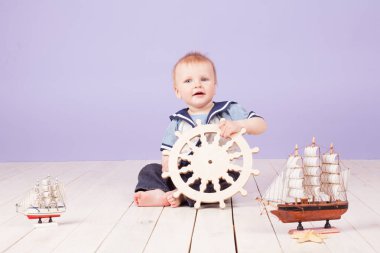 gemi bir denizci Kaptan olarak giymiş küçük bir çocuk