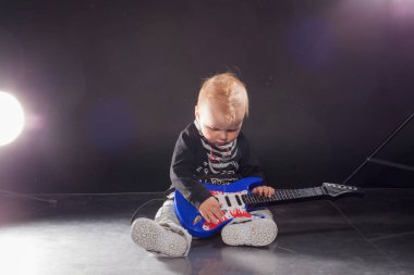 rock müzik gitar çalmaya küçük çocuk müzisyen