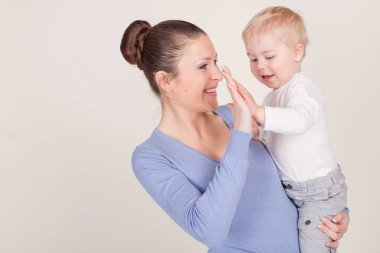 Anne ve küçük çocuk oyun gösteri parmak