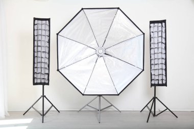 Fotoğraf stüdyosu ekipman beyaz bir arka plan üzerinde flash
