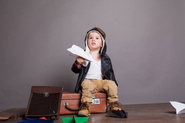 küçük çocuk pilot kağıt uçak çalış