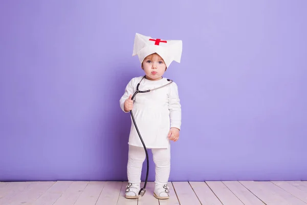 Menina joga no hospital enfermeira — Fotografia de Stock