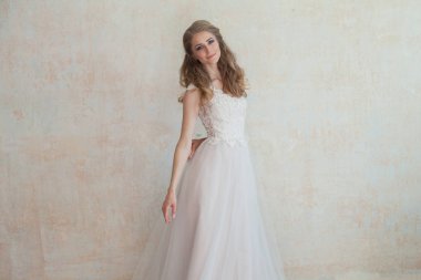 güzel gelin düğün saç ve elbise poz