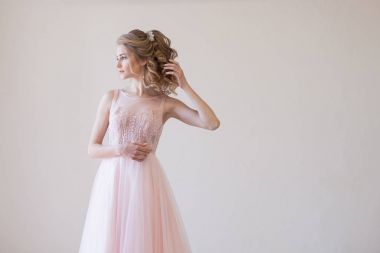 ihale gelini düğünden önce bir beyaz odada