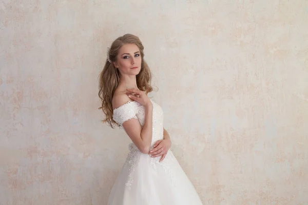 La mariée à un mariage en robe de mariée blanche — Photo