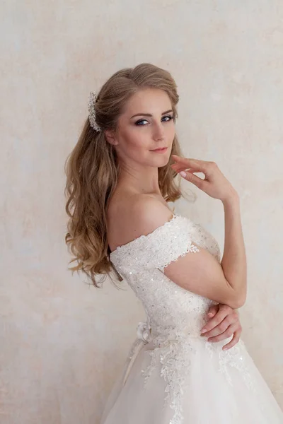 Un portrait de la mariée avant le mariage en robe blanche — Photo