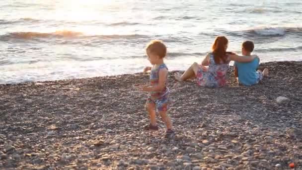 息子の海とビーチの上に座って 2 人の男の子のお母さん — ストック動画