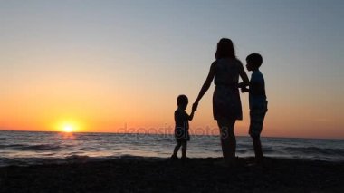 Anne ve oğlu, Sunset Beach deniz okyanus silüeti