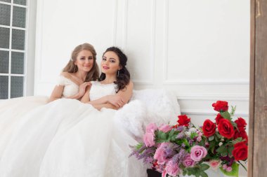 iki gelin düğün düğün sarışın esmer kız üzerinde