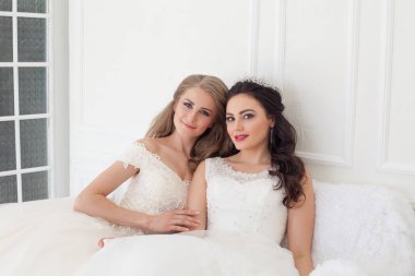 iki gelin düğün düğün sarışın esmer kız üzerinde