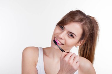 güzel kız banyoda diş gülümsemesi fırçalama