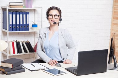 Çağrı Merkezi operatörü bilgisayar kulaklıklar için çalışır